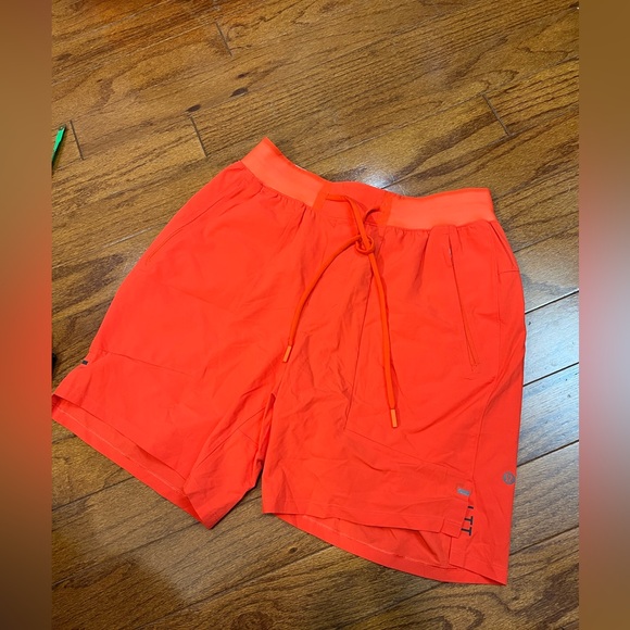 47. NWOT Mens Lululemon License to Train Linerless Short Autumn Red - Picture 1 of 6